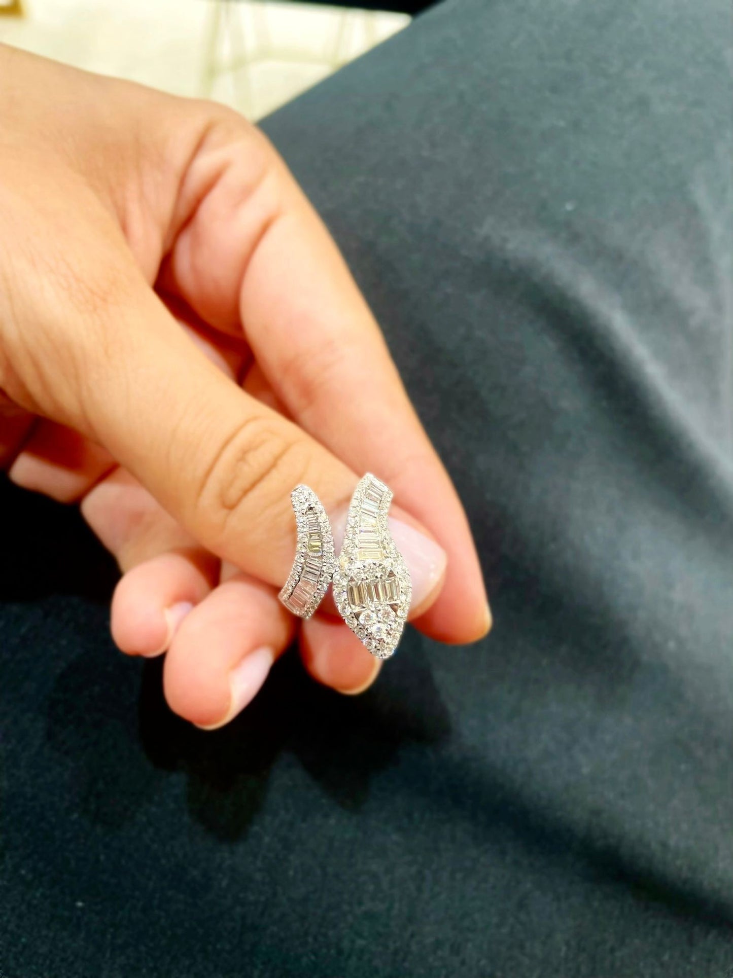 Spiralförmiger Baguette-Diamantring 1,42 Karat G VS1